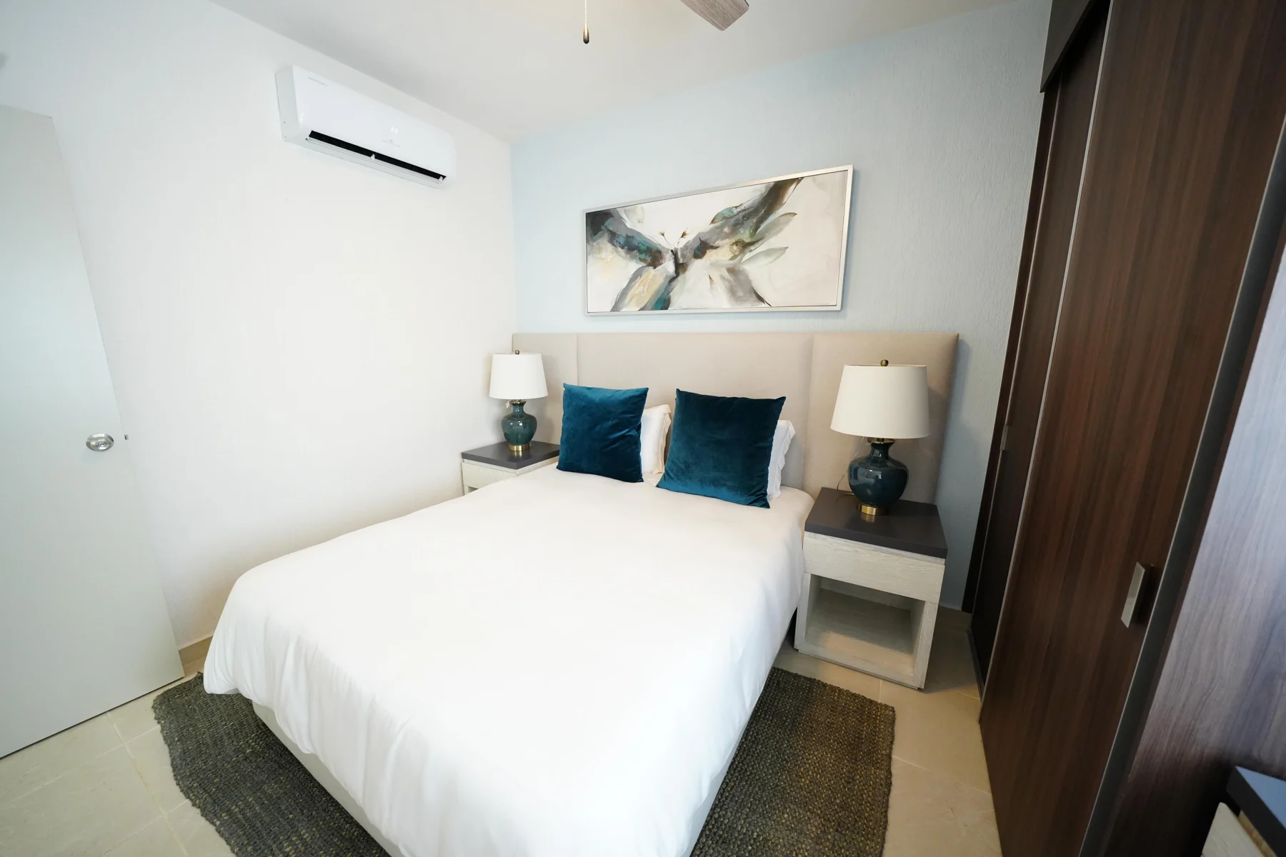Recámara principal amueblada del departamento muestra